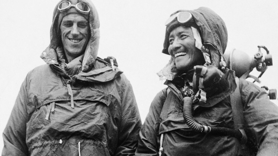 Na archívnej snímke Nepálčan Sardar Tenzing Norgay (vpravo) a  Novozélanďan Edmund P. Hillary (vľavo) ukazujú 26. júna 1953 v Káthmandú výstroj, ktorú mali na sebe počas výstupu na najvyššiu horu sveta Mount Everest 29. mája 1953.
