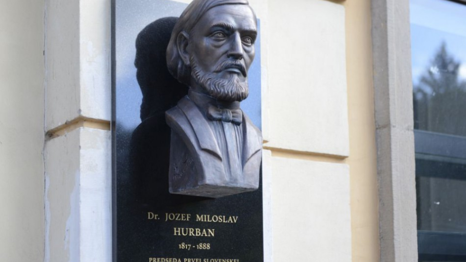 Busta a tabuľa Jozefa Miloslava Hurbana, prvého predsedu Slovenskej národnej rady, v Košiciach na budove historickej radnice.
