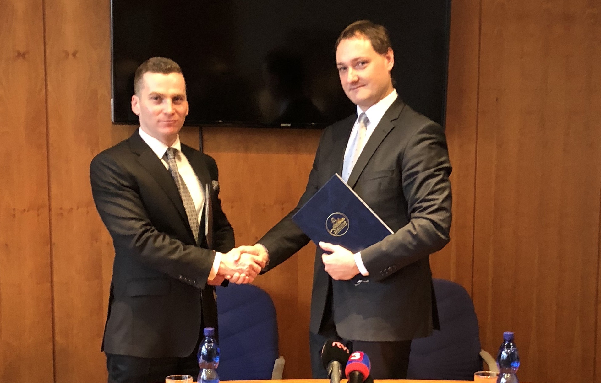 Na fotografii predseda ÚVO Miroslav Hlivák (vľavo) a dekan Právnickej fakulty UK Eduard Burda (vpravo) po podpise memoranda.