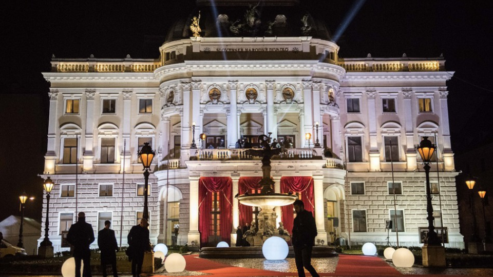 Na snímke historická budova Slovenského národného divadla, v ktorej sa konal 18. ročník dobročinného Plesu v opere 13. januára 2018 v Bratislave. 