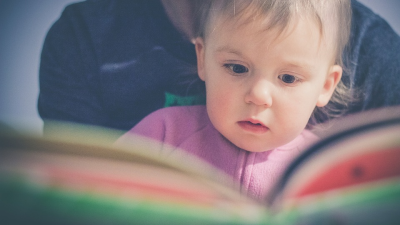 Viete, kedy začať deťom čítať rozprávky a kto je na to najpovolanejší? 