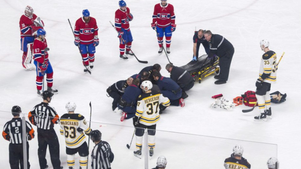 Hokejistu Montrealu Canadiens Phillipa Danaulta odnášajú z ľadu na nosidlách po tom, čo ho slovenský obranca v drese Bostonu Bruins Zdeno Chára nešťastne trafil strelou od modrej čiary do hlavy v zápase zámorskej hokejovej NHL Montreal Canadiens - Boston Bruins v Montreale 13. januára 2018.