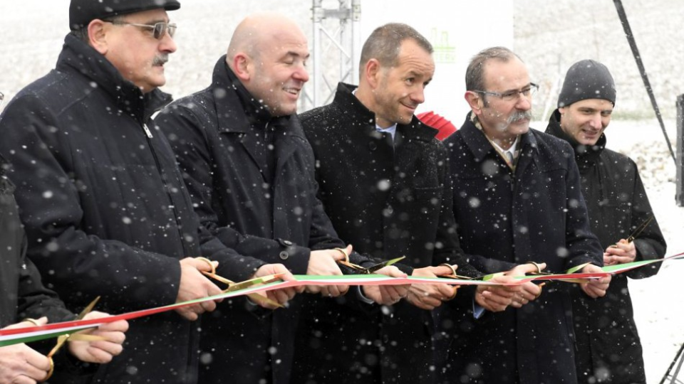 Štátny tajomník ministerstva dopravy a výstavby SR Viktor Stromček (na snímke uprostred) sa zúčastnil 16. januára 2018 na slávnostnom otvorení prihraničného úseku diaľnice M30 na slovensko-maďarskej hranici Milhosť-Tornyosnémeti.