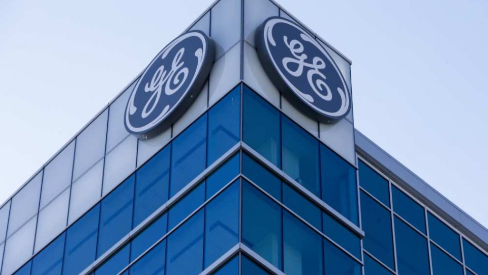 Na snímke logo amerického priemyselného konglomerátu General Electric (GE) 16. januára 2018 v americkom Cincinnati. 
