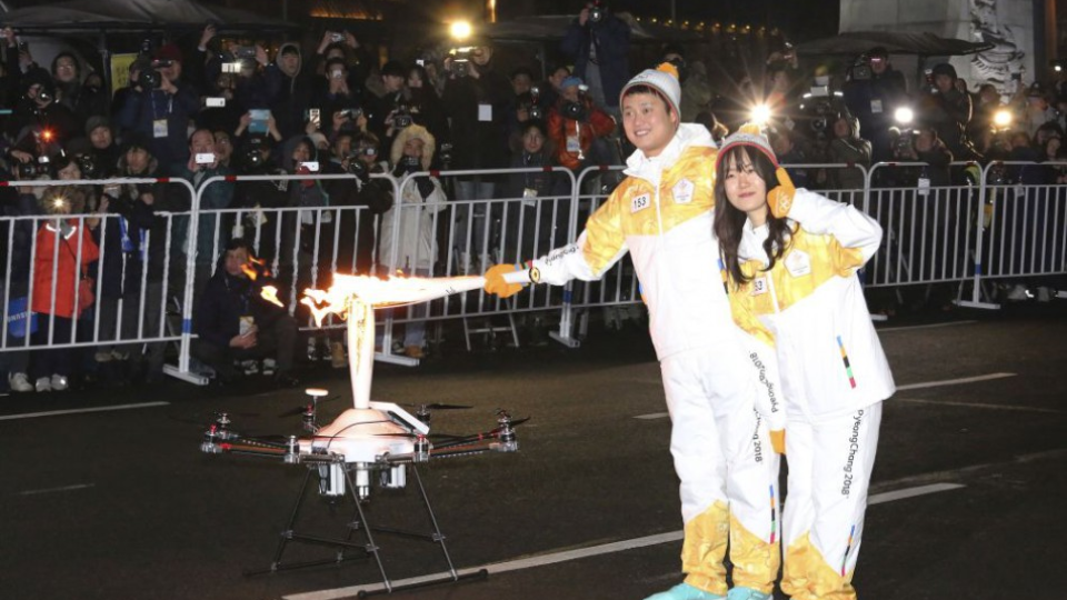 Juhokórejčania zapaľujú olympijský plameň do dronu počas preberania olympijskej pochodne v Soule 13. januára 2018. Zástupcovia Severnej a Južnej Kórey začali v pondelok 15. januára rokovať o vystúpeniach severokórejských umelcov na februárových zimných olympijských hrách v juhokórejskom Pjongčangu. Stretnutie sa koná na severokórejskej strane pohraničnej dediny Pchanmundžom ležiacej v demilitarizovanej zóne. 