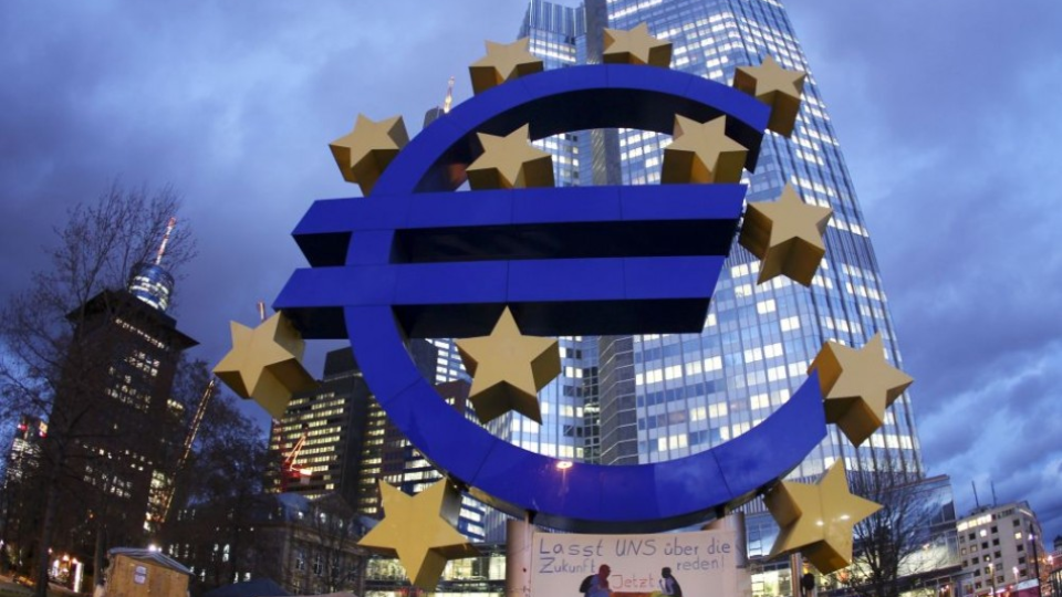 Na snímke logo eura pred budovou Európskej centrálnej banky vo Frankfurte.