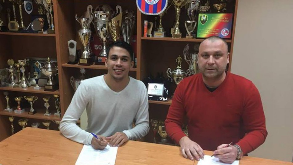 Ronaldo Chacón (vľavo) podpisuje zmluvu.