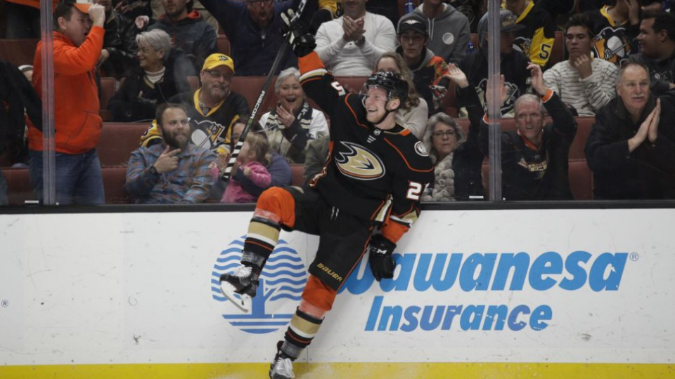 Hráč Ondřej Kaše z Anaheimu Ducks sa teší z gólu v zápase zámorskej NHL proti Pittsburghu Penguins 17. januára 2018 v Anaheime.