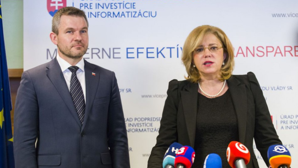 Na snímke sprava eurokomisárka pre regionálnu politiku Corina Cretu a podpredseda vlády SR pre investície a informatizáciu Peter Pellegrini počas tlačovej konferencie  v Bratislave 18. januára 2018.