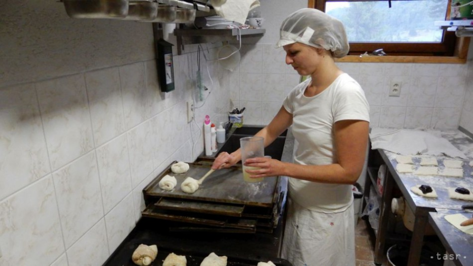 Na archívnej snímke je podnikateľka Terézia Falťanová pri príprave muránskych buchiet v sedle Zbojská nad Tisovcom v okrese Rimavská Sobota.
