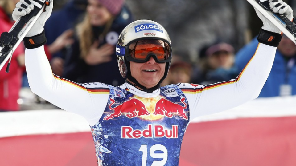 Nemecký lyžiar Thomas Dressen oslavuje v cieli víťazstvo v zjazde mužov Svetového pohára v alpskom lyžovaní v rakúskom stredisku  Kitzbühel 20. januára 2018. 