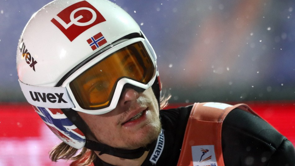 Nór Daniel Andre Tande sleduje výsledkovú tabuľu po 2. kole pretekov Svetového pohára v letoch na lyžiach v nemeckom Obersdorfe 19. januára 2018.