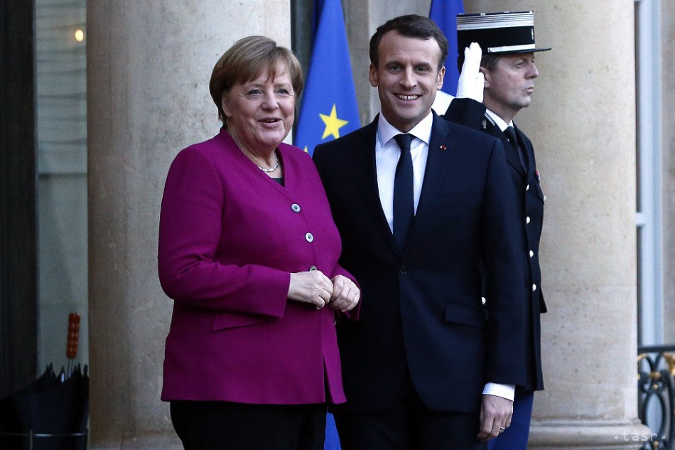 Francúzsky prezident Emmanuel Macron (vpravo) víta nemeckú kancelárku Angelu Merkelovú pred Elyzejským palácom v Paríži 19. januára 2018. 