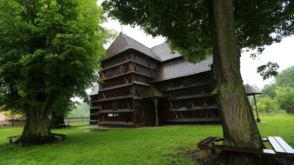 Na ilustračnej  snímke exteriér dreveného artikulárneho kostola v Hronseku (okr. Banská Bystrica), ktorý je zapísaný do Zoznamu svetového dedičstva UNESCO.