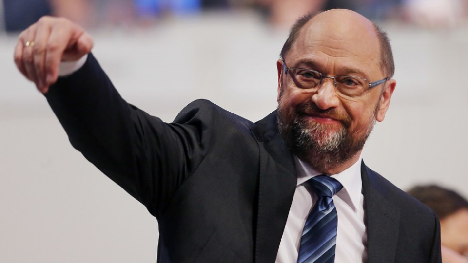 Líder Sociálnodemokratickej strany Nemecka (SPD) Martin Schulz máva na mimoriadnom zjazde strany SPD v sídle SPD v Bonne 21. januára 2018.