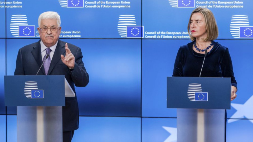 Šéfka diplomacie EÚ Federica Mogheriniová a palestínsky prezident Mahmúd Abbás 22. januára 2018 v Bruseli.