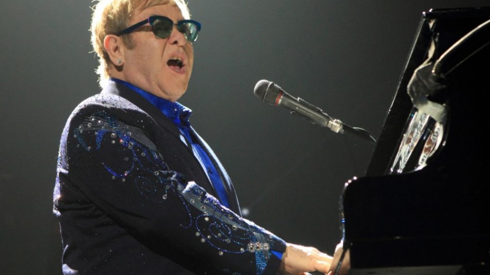  Britský pop/rockový pevák, skladateľ a klavirista Sir Elton John.
