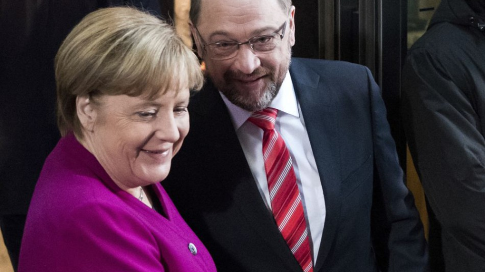 Nemecká kancelárka a šéfka nemeckých kresťanských demokratov (CDU/CSU) Angela Merkelová (vľavo) a predseda sociálnych demokratov (SPD) Martin Schulz si podávajú ruky pred rokovaním o možnom zostavení novej vlády v Berlíne