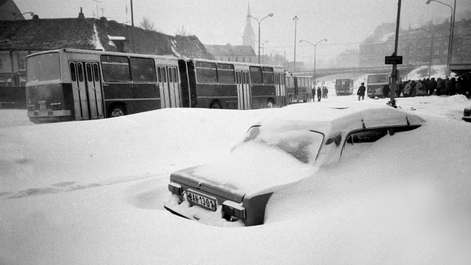 Najväčšia snehová kalamita zasiahla Bratislavu v roku 1987.