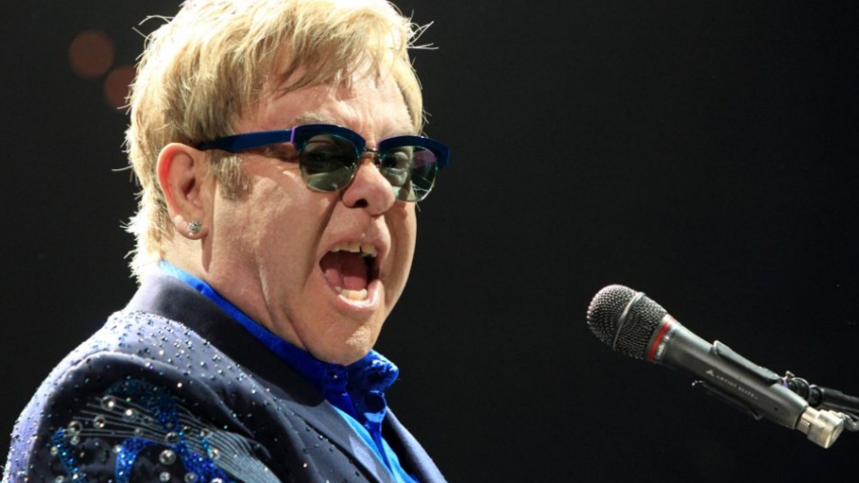  Britský pop/rockový pevák, skladateľ a klavirista Sir Elton John. 