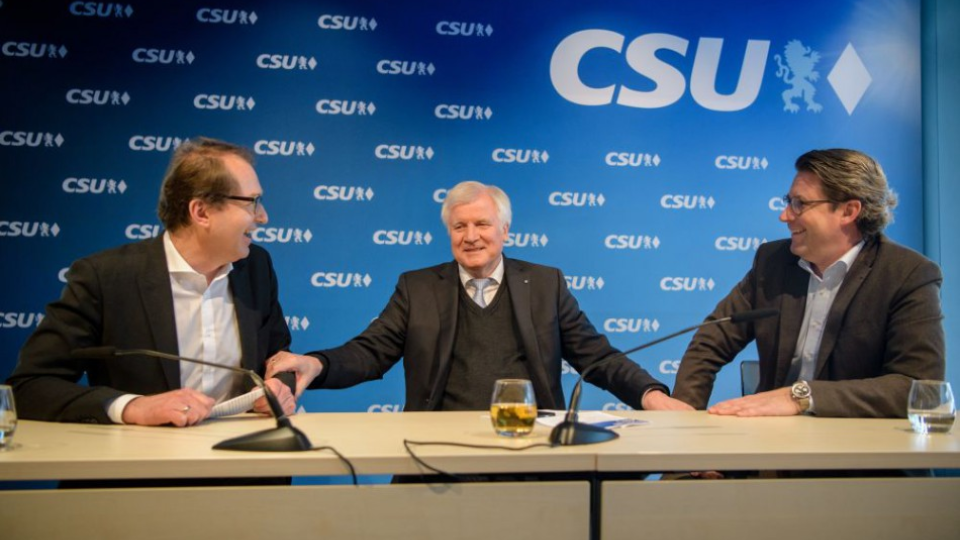 Na snímke šéf parlamentnej frakcie Kresťanskosociálnej únie (CSU) Alexander Dobrindt (vľavo), predseda CSU Horst Seehofer (uprostred) a generálny tajomník strany Andreas Scheuer počas tlačovej tlačovej konferencie v Mníchove 8. februára 2018. 