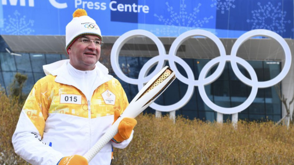 Na snímke predseda Valného zhromaždenia OSN a minister zahraničných vecí a európskych záležitostí SR Miroslav Lajčák pózuje s olympijskou pochodňou počas XXIII. zimných olympijských hier v juhokórejskom Pjongčangu. 