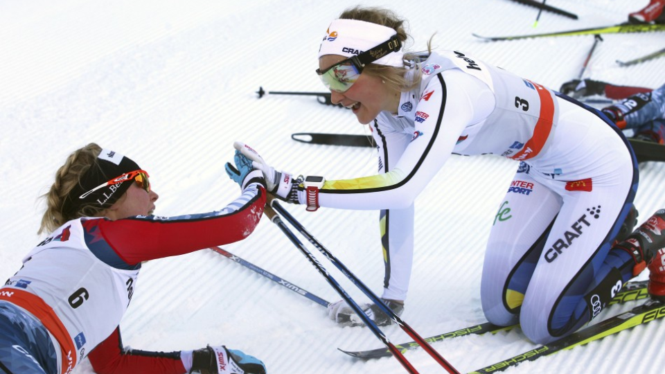 Švédska bežkyňa na lyžiach Stina Nilssonová (vpravo.
