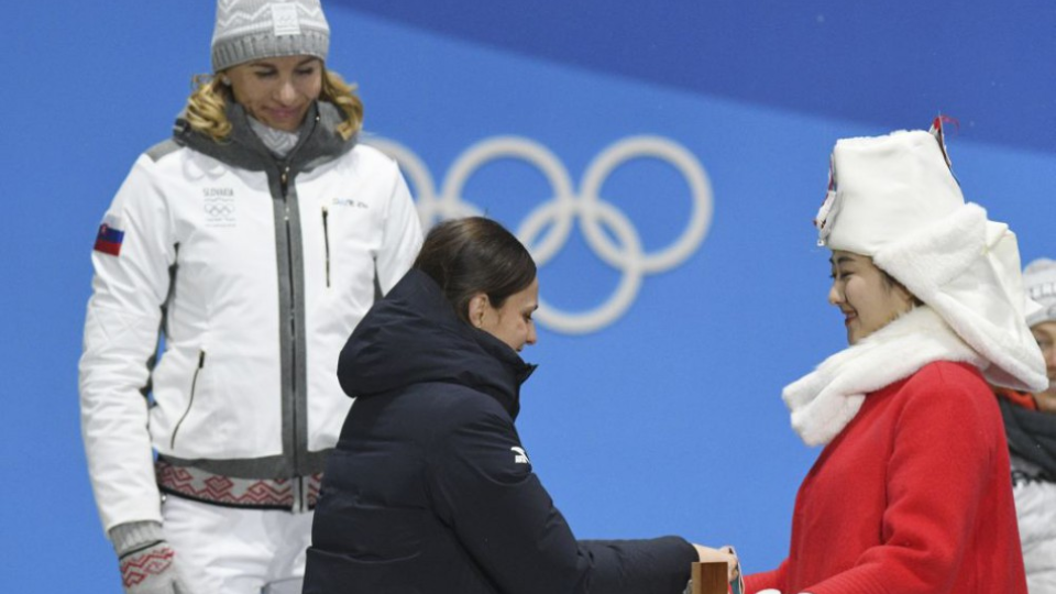 Členka Medzinárodného olympijského výboru (MOV) Danka Barteková odovzdáva svojej krajanke slovenskej  biatlonistke Anastasii Kuzminovej striebornú medailu, ktorú získala v pondeľňajších stíhacích pretekoch žien na 10 km počas slávnostného odovzdávania medailí na XXIII. zimných olympijských hier v utorok 13. februára 2018 v juhokórejskom Pjongčangu.