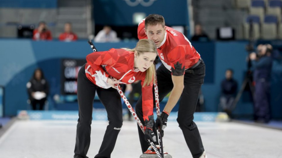 Kanadskí reprezentanti v curlingu John Morris a Kaitlyn Lawesová.