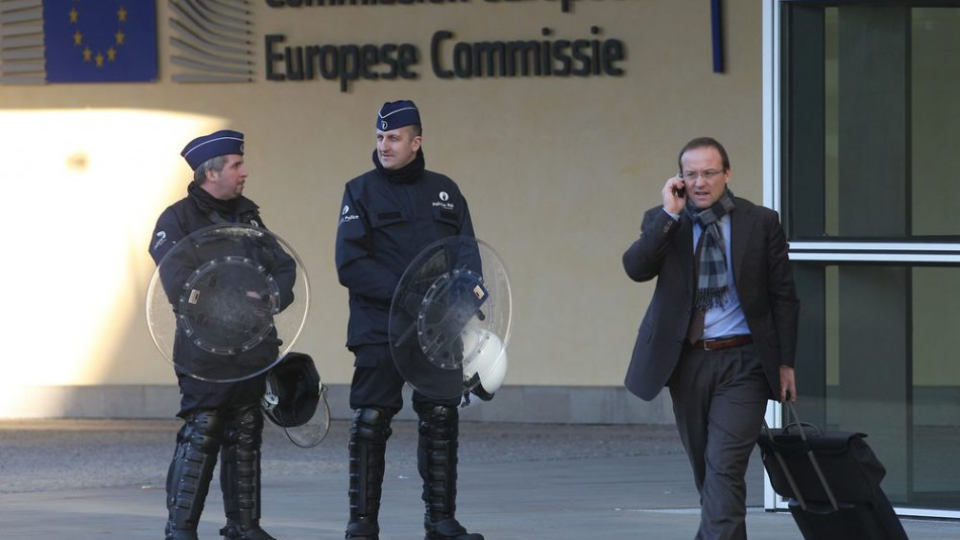 Policajti hliadkujú pred sídlom Európskej komisie.<br />n Ilustračná snímka. 