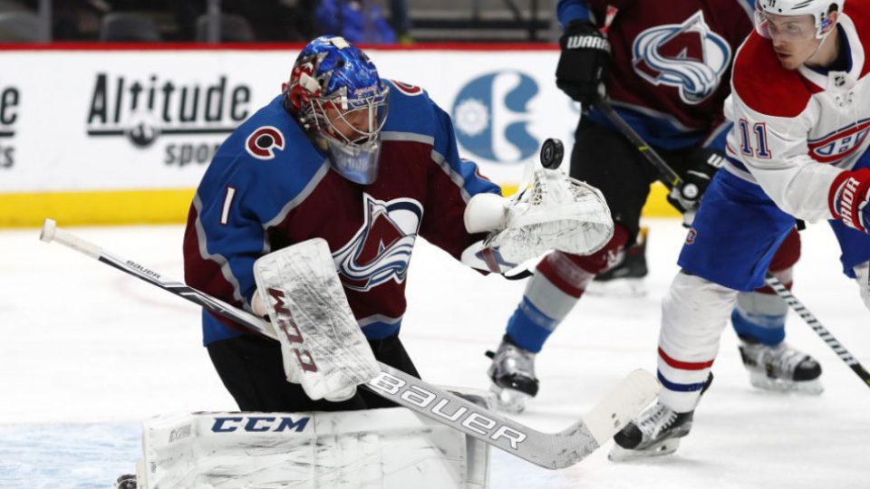 Brankár Colorada Semjon Varlamov v akcii počas zápasu zámorskej hokejovej NHL Colorado Avalanche - Montreal Canadiens v Denveri 14. februára 2018. Colorado zvíťazilo 2:0.