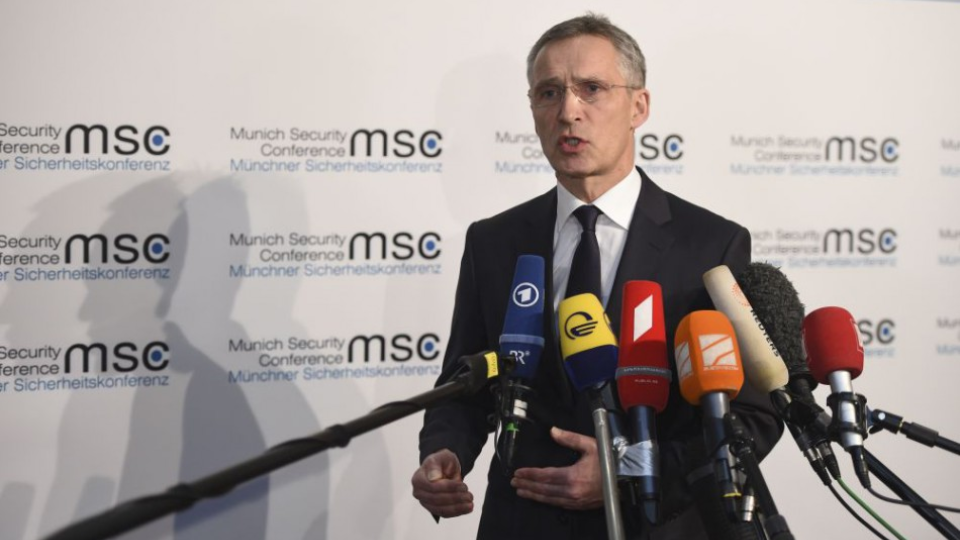 Generálny tajomník NATO Jens Stoltenberg odpovedá na otázky novinárov pri príchode na konferenciu o bezpečnosti v Mníchove.
