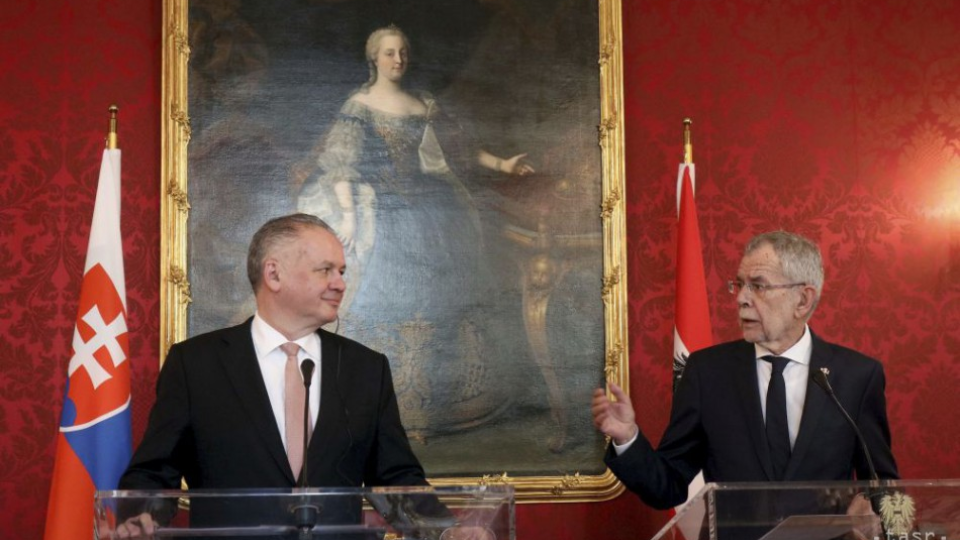 Rakúsky prezident Alexander Van Der Bellen (vpravo) a slovenský prezident Andrej Kiska počas tlačovej konferencie 19. februára 2018 vo Viedni.