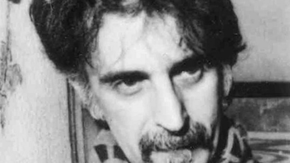 Experimentátor, aktivista a najmä nespútaný umelec Frank Zappa sa narodil 21. decembra 1940 v Baltimore v USA. 
