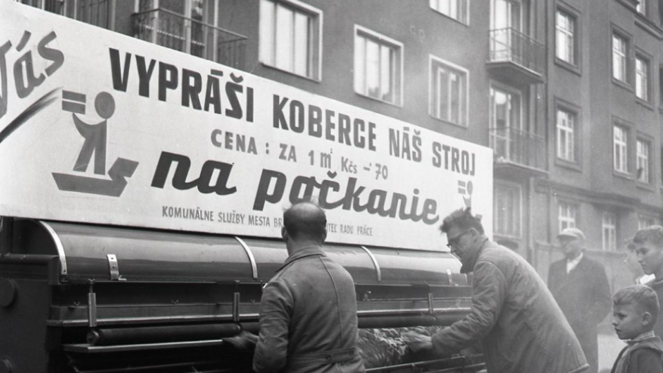 Klepanie kobercov v Bratislave za pomoci špeciálneho stroja.