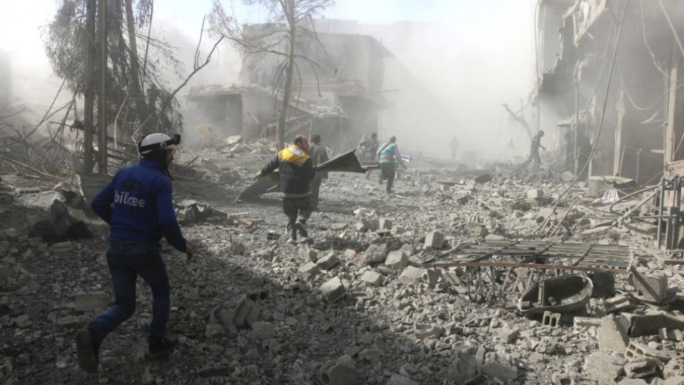 Na najmenej 250 mŕtvych stúpol počet civilistov, ktorí od nedele zahynuli pri útokoch sýrskych vládnych síl a ich spojencov na oblasť Východná Ghúta ležiacu pri sýrskej metropole Damask. Medzi usmrtenými je najmenej 58 detí a 42 žien. Ďalších vyše 1200 osôb utrpelo pri náletoch a delostreleckej paľbe zranenia. 