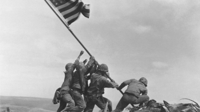 Na ikonickej americkej fotografii z Iwo Jima je aj Slovák