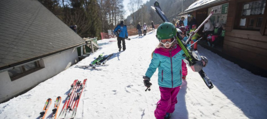 Snehové správy: Aj v marci pokračuje lyžovačky v 90 strediskách