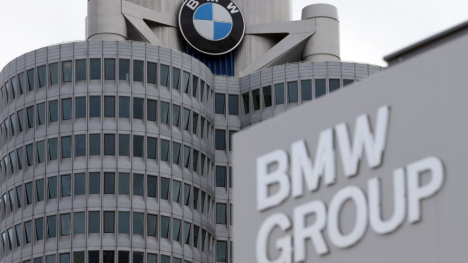  Logo automobilky BMW na budove sídla spoločnosti v Mníchove.