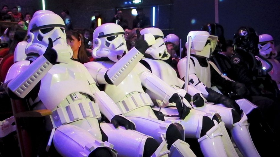  Na snímke fanúšikovia oblečení v kostýme postavy Stormtrooper z Hviezdnych vojen.