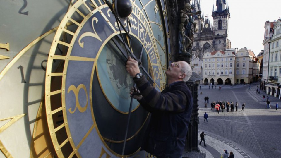 Orlojník Petr Skála počas pravidelnej kontroly Staromestského alebo Pražského orloja v Prahe, archívna snímka.