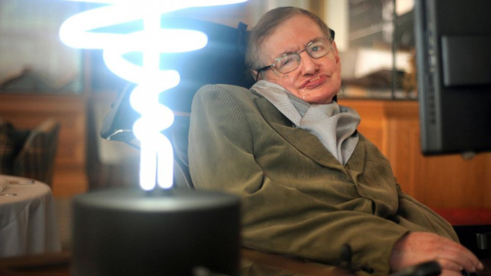 Popredný britský teoretický fyzik Stephen Hawking, jeden z najuznávanejších svetových vedcov, zomrel v stredu nadránom 14. marca 2018 vo veku 76 rokov.