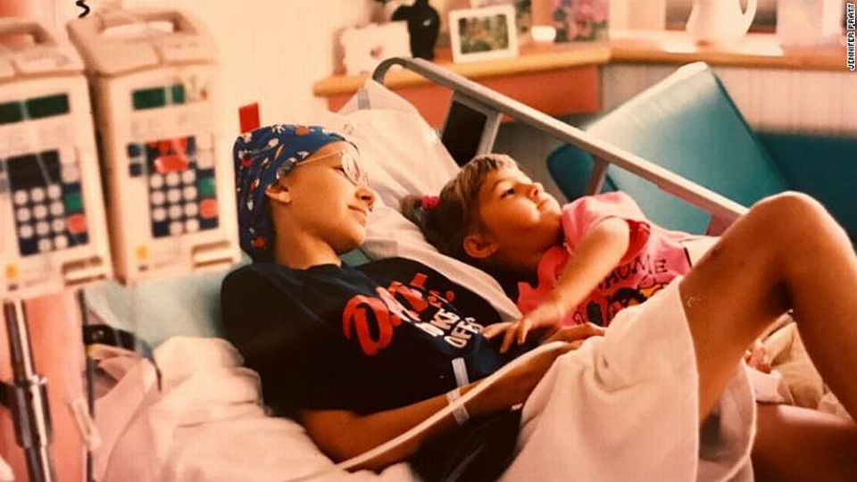 Jedenásťročná Jennifer po chemoterapii v objatí svojej mladšej sestry.