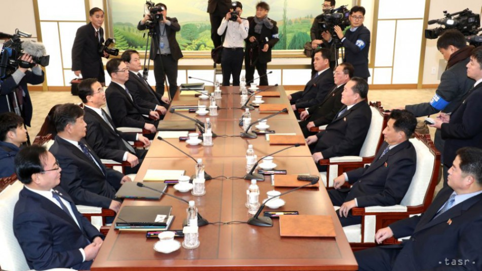 Predstavitelia juhokórejskej delegácie (vľavo) a severokórejskej delegácie (vpravo) počas spoločných rozhovorov medzi Južnou Kóreou a KĽDR v pohraničnej dedine Panmundžom. Archívna snímka. 