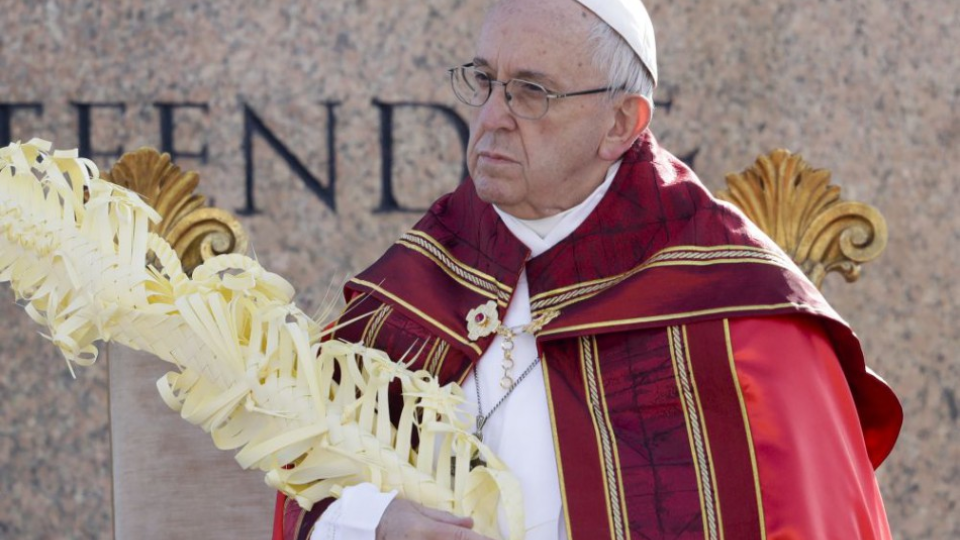 Pápež František drží palmovú ratolesť počas omše pri príležitosti slávenia  predveľkonočnej Kvetnej nedele na Námestí sv. Petra vo Vatikáne 25. marca 2018.
