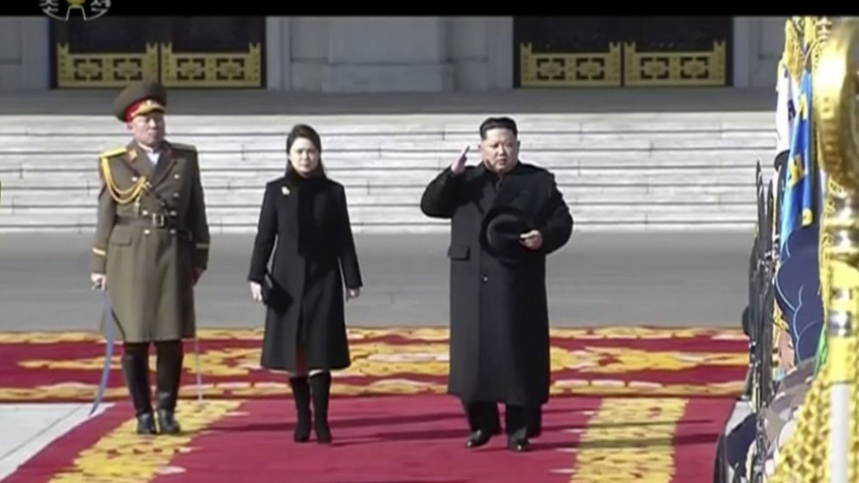 Na snímke z videozáznamu sprava severokórejský vodca Kim Čong-un a jeho manželka Ri Sol-džu, archívna snímka