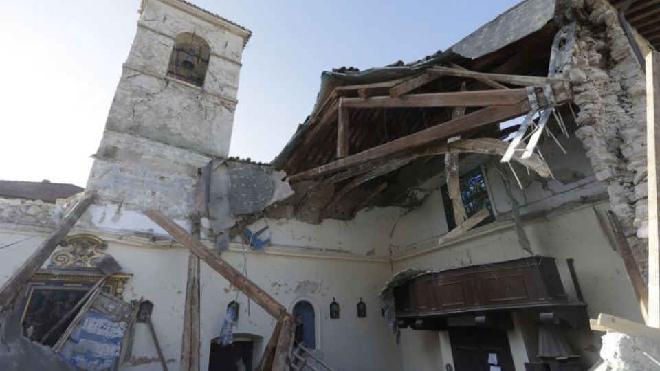 Pohľad na Kostol svätého Antona zo 14. storočia, ktorý poškodilo zemetrasenie v malom talianskom mestečku Visso, 27. októbra 2016.