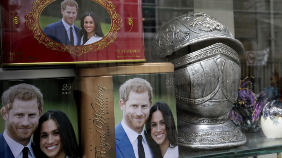 Na snímke plechové krabice s obrázkom britského princa Harryho a Meghan Markleovej, sú vystavené v obchode 29. marca 2018 vo Windsore. Svadba je naplánovaná na 19. mája a uskutoční sa v Kaplnke sv. Juraja na Windsorskom hrade.