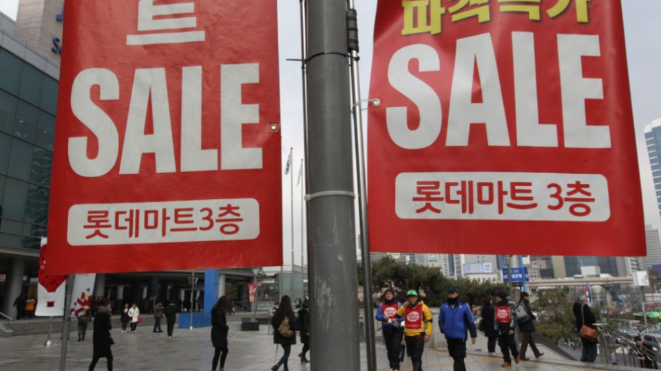 Zľavové ponuky pri nákupnom centre hlavného mesta Soul, ilustračná snímka.
