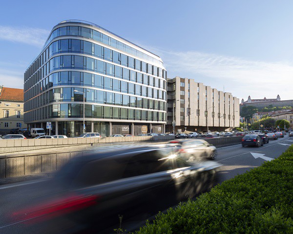 Prémiová administratívna budova UNIQ Staromestská v Bratislave od developerskej spoločnosti CRESCO GROUP 